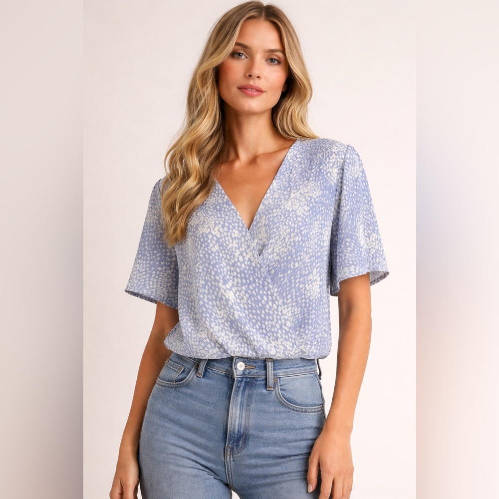 ASTR The Label Blue White Printed Surplice Blouse Size Medium Short Sleeve